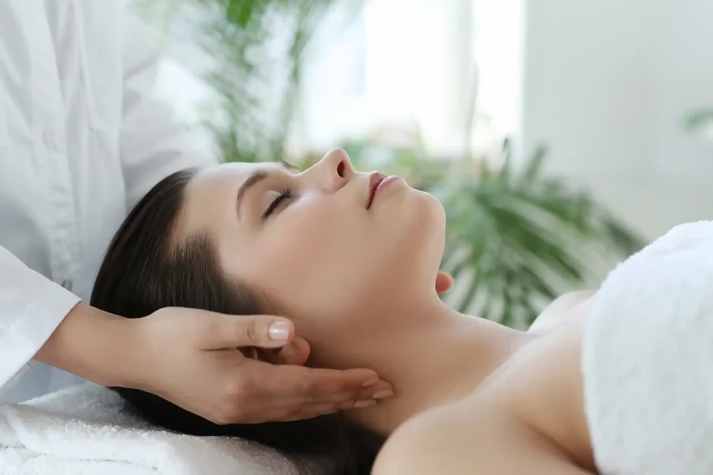 Femme recevant un massage de réflexologie cranienne