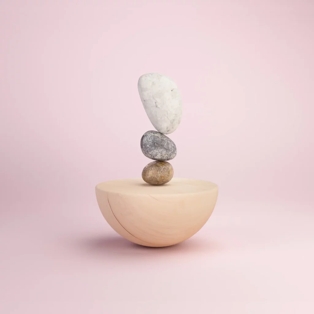 Composition de pierres en équilibre sur un socle en bois