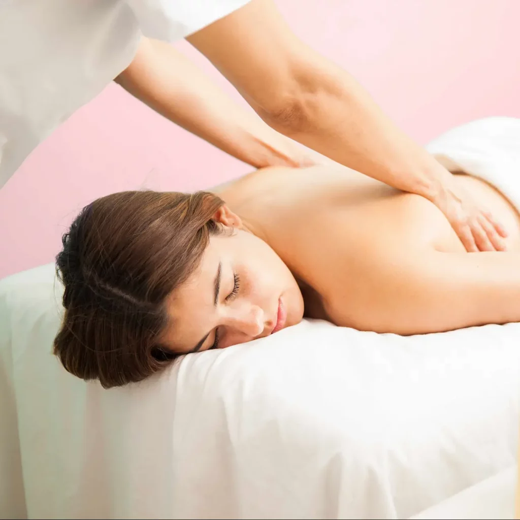 Femme recevant un massage de Breuss au bas du dos